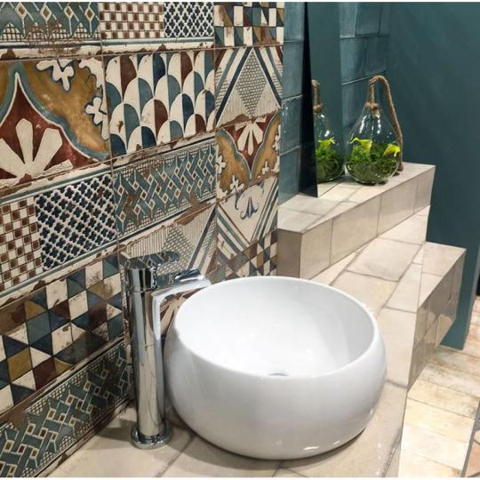 mainzu esenzia gondola vzorovane kachlicky kupelna umyvadlo kuchyna jedalensky dekor modra biela rucne malovane maursky spanielsky stredomorsky vintage country chata dlazba podlahova stenska dekoracia bistro restauracia.jpg